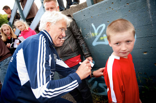 Morten Olsen, förbundskapten, skriver autograf