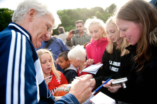 Morten Olsen, förbundskapten, skriver autograf