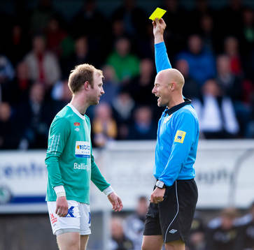 Roger Persson, domare, varning Oskar Olsson, Hässleholms IF