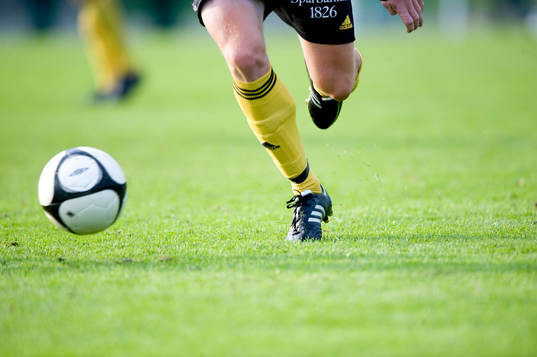 Fot, boll, fotboll, gräsmatta, fotbollsskor,