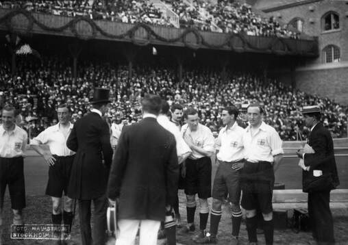 Fotboll. Dåvarande kronprins Gustaf Adolf hälsar på de