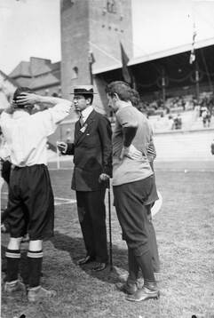 Fotboll. Kronprins Gustaf Adolf i samtal med engelsk