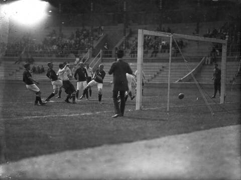 OS 1912 fotboll. England makes goal in game with Hungary.