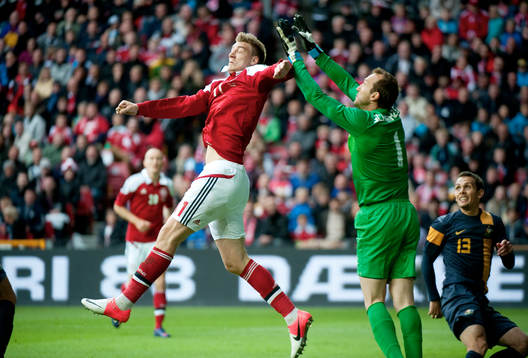 Niclas Bendtner, Danmark och Mark Schwarzer, Australien