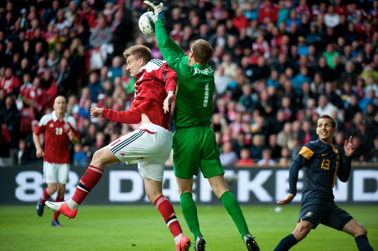 Niclas Bendtner, Danmark och Mark Schwarzer, Australien