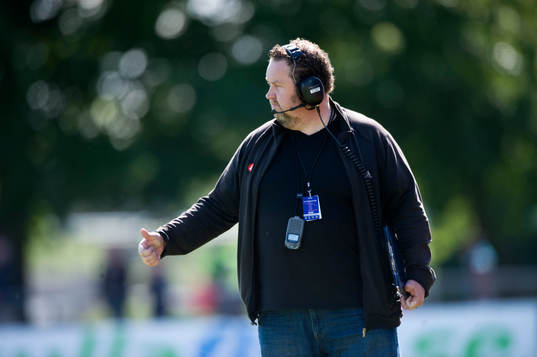 TV-producent ger klartecken till domaren om matchstart