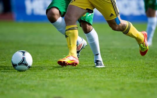Fot, fötter, boll, gräsmatta, strumpor, fotbollsstrumpor,
