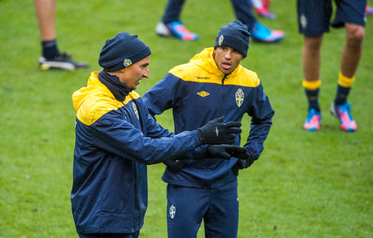 Zlatan Ibrahimovic diskuterar med Martin Olsson