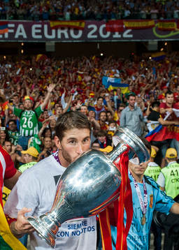 Sergio Ramos, Spanien, kysser EM-pokalen