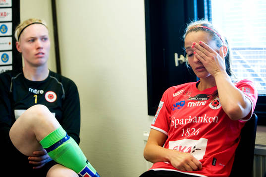 Två deppande landslagstjejer, Hedvig Lindahl, målvakt och