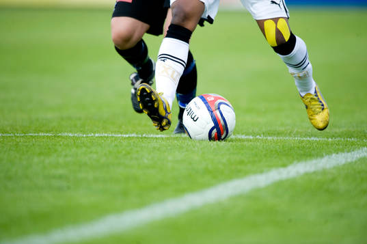 Fot, fötter, fotbollsskor, boll, gräs, genre