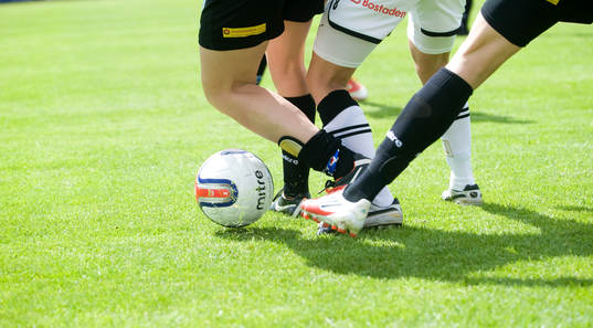 Fot, boll, ben, fotbollsstrumpor, fotbollsskor, krokning,