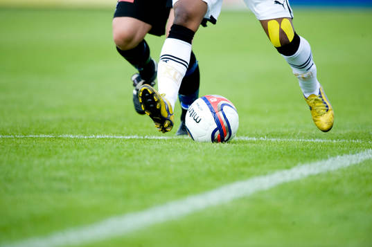 Fot, fötter, fotbollsskor, boll, gräs, genre