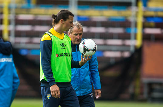 Zlatan Ibrahimovic pratar med Erik Hamrén, förbundskapten