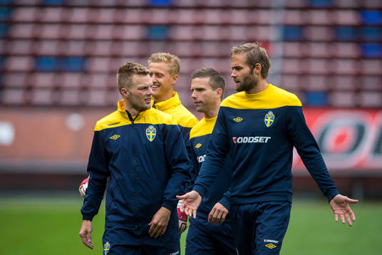Sebastian Larsson och Olof Mellberg diskuterar