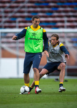 Zlatan Ibrahimovic med Jonas Olsson i ryggen