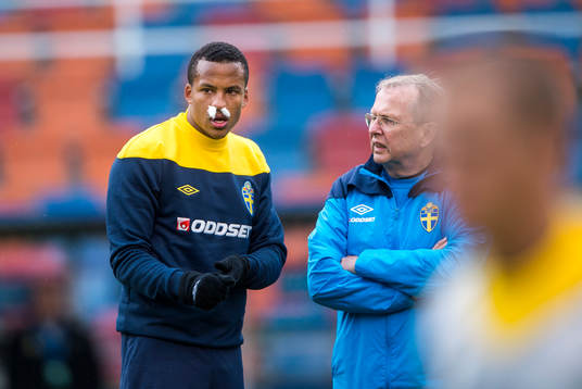 Martin Olsson blöder näsblod