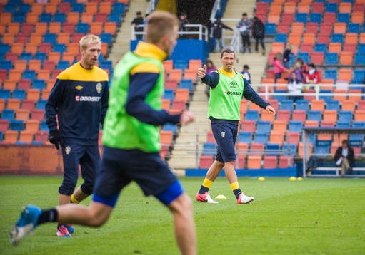 Zlatan Ibrahimovic pekar och styr hur han vill ha det