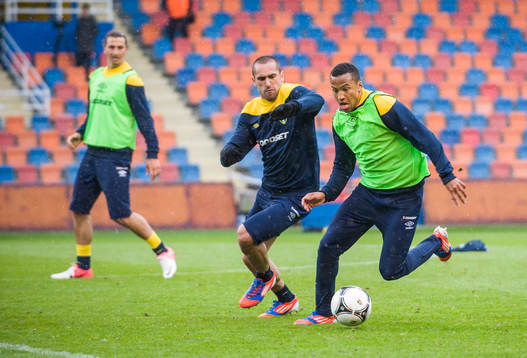 Emir Bajrami jagar Martin Olsson