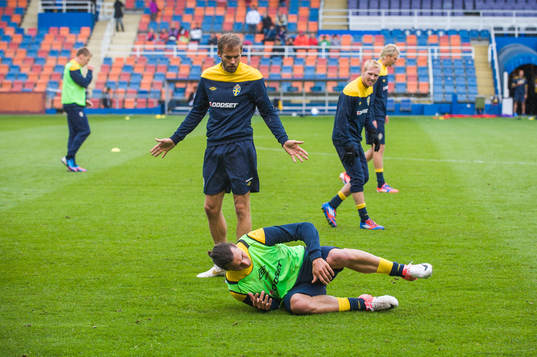 Olof Mellberg trycker till Zlatan Ibrahimovic som faller