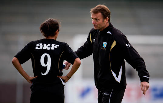 Torbjörn Nilsson, tränare, instruerar Christen Press