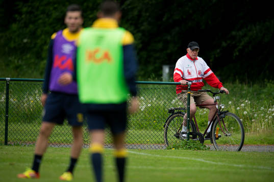 En man på cykel tittar på träningen