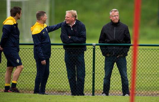 Jörgen Lennartsson och Jan Andersson tittar på träningen