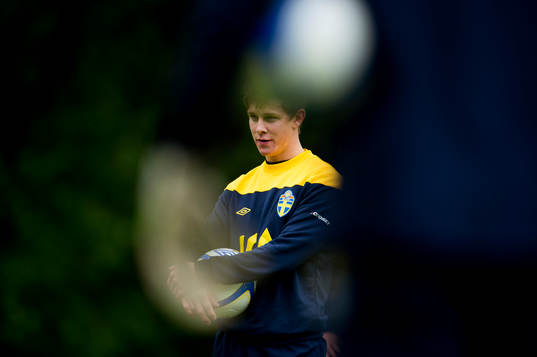 Under armen på en målvakt syns Emil Krafth