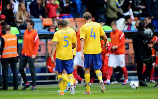 Martin Olsson, Andreas Granqvist, Sverige, går av planen i