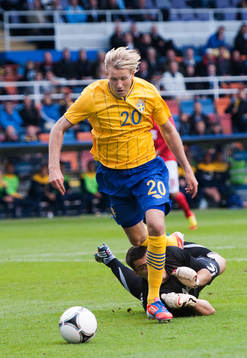 Ola Toivonen, Sverige, fälls av Serbiens målvakt Branimir