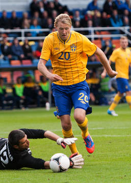 Ola Toivonen, Sverige, fälls av Branimir Elksic, målvakt