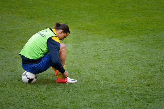 Zlatan Ibrahimovic, Sverige, knyter skorna