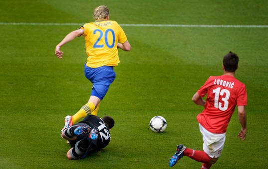 Ola Toivonen, Sverige fälls av Damir Kahriman, målvakt,