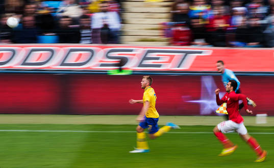 Sebastian Larsson, Sverige, jagar bollen