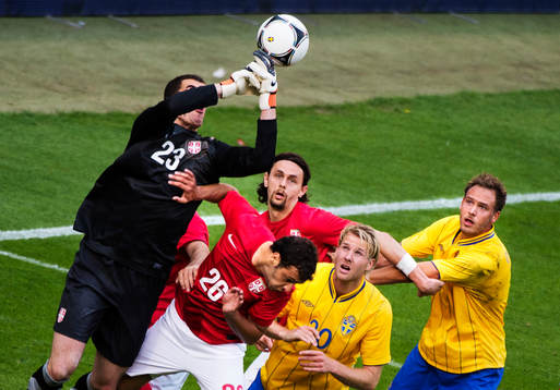 Branimir Aleksic, målvakt, Serbien, tappar bollen i