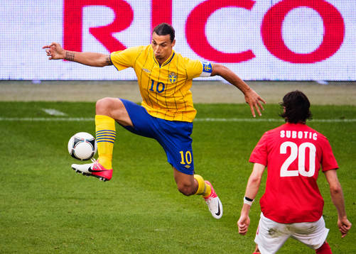 Zlatan Ibrahimovic, Sverige, tar ner bollen