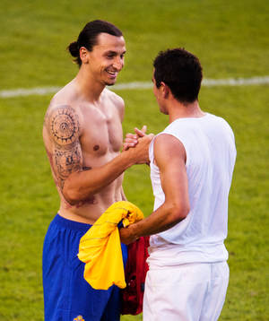 Zlatan Ibrahimovic, Sverige, byter tröja med Aleksandar