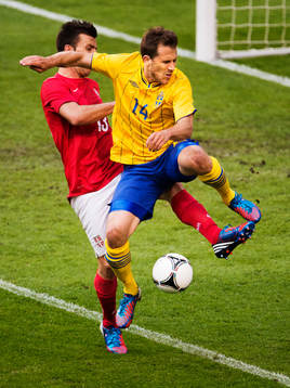 Tobias Hysén, Sverige, i en luftduell med Aleksandar