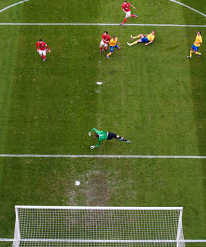 Andreas Isaksson, målvakt, Sverige, räddar ett skott