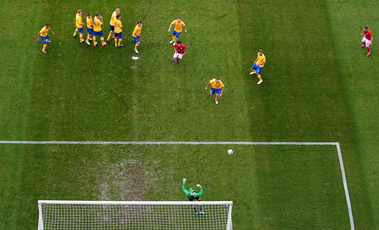 Andreas Isaksson, målvakt, Sverige, träffas i huvudet av