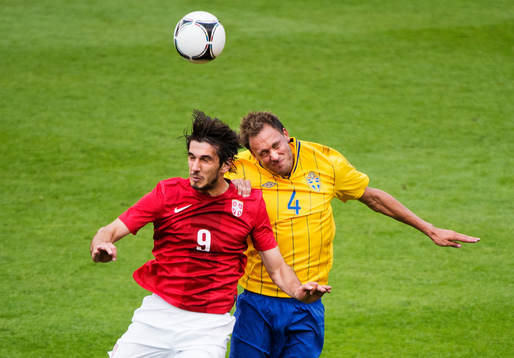 Dejan Lekic, Serbien, i en luftduell med Andreas Granqvist,