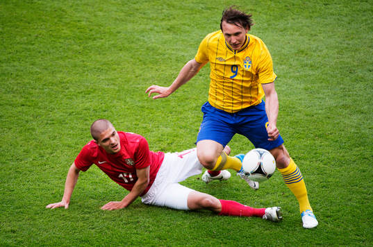 Aleksandar Ignjovski, Serbien, utmanas av Kim Källström,