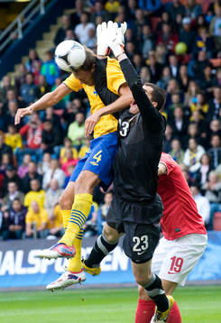 Andreas Granqvist, Sverige och Branimir Aleksic, målvakt,
