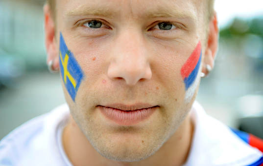 Joakim Melander är halvserb men hejar på Sverige i