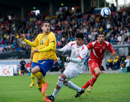 Målskytten Mervan Celik, Sverige oroar Steve Sultana,