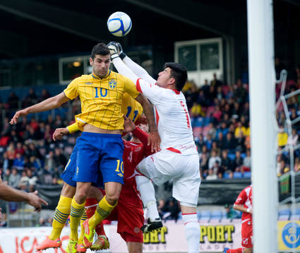Målskytten Mikael Ishak, Sverige oroar Steve Sultana,