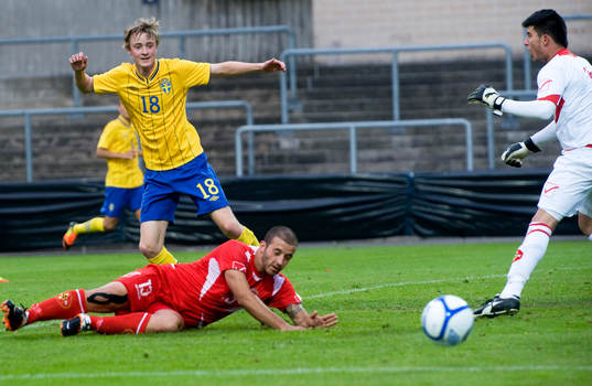 Rasmus Jönsson, Sverige nära överlistar Steve Sultana,