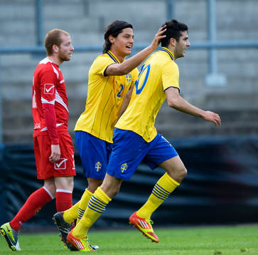 2-0 Mikael Ishak, Sverige, jubel med Miiko Albornoz