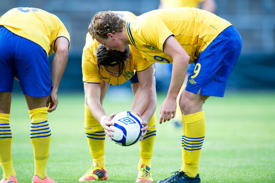 Frispark, bollen läggs till rätta