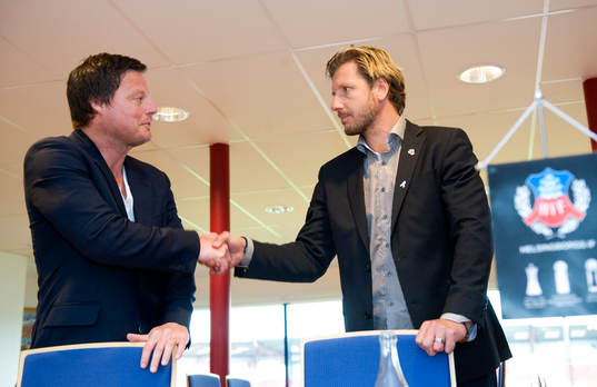 Stefan Schwarz hälsas välkommen av Jesper Jansson,
